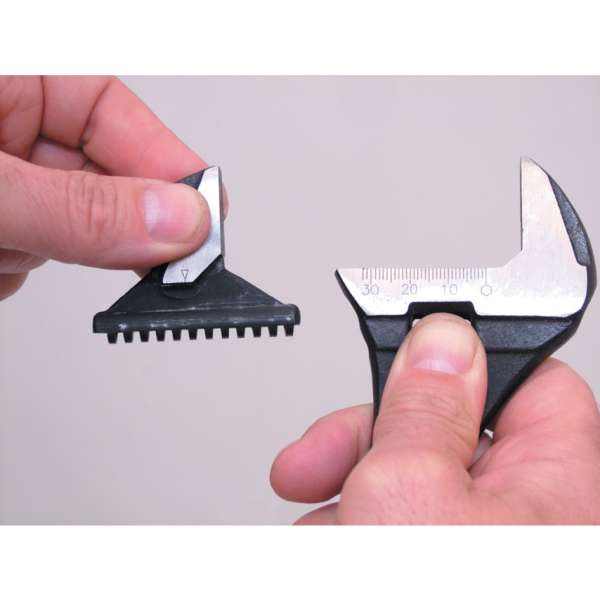 Csavarkulcs kombi szorítópofás, állítható, foszfatált 30.0mm Csavarkulcs kombi szorítópofás, állítható, foszfatált 30.0mm